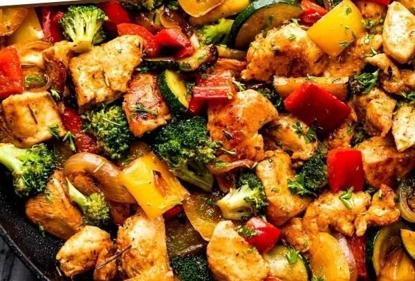 Healthy chicken and vegetables skillet dish with colorful bell peppers and broccoli.