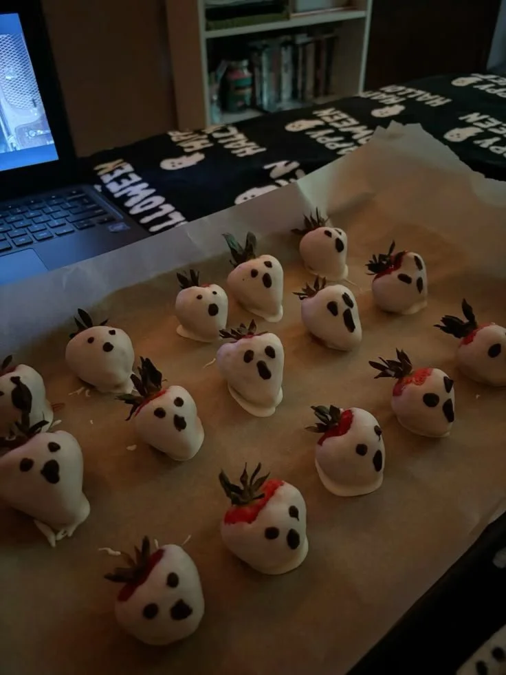 Scream inspired chocolate covered strawberries decorated for Halloween