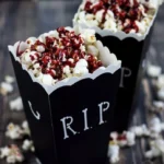 krwawy popcorn prosty pomysl na halloween doce 2026 08 06 181942 692x1024 1