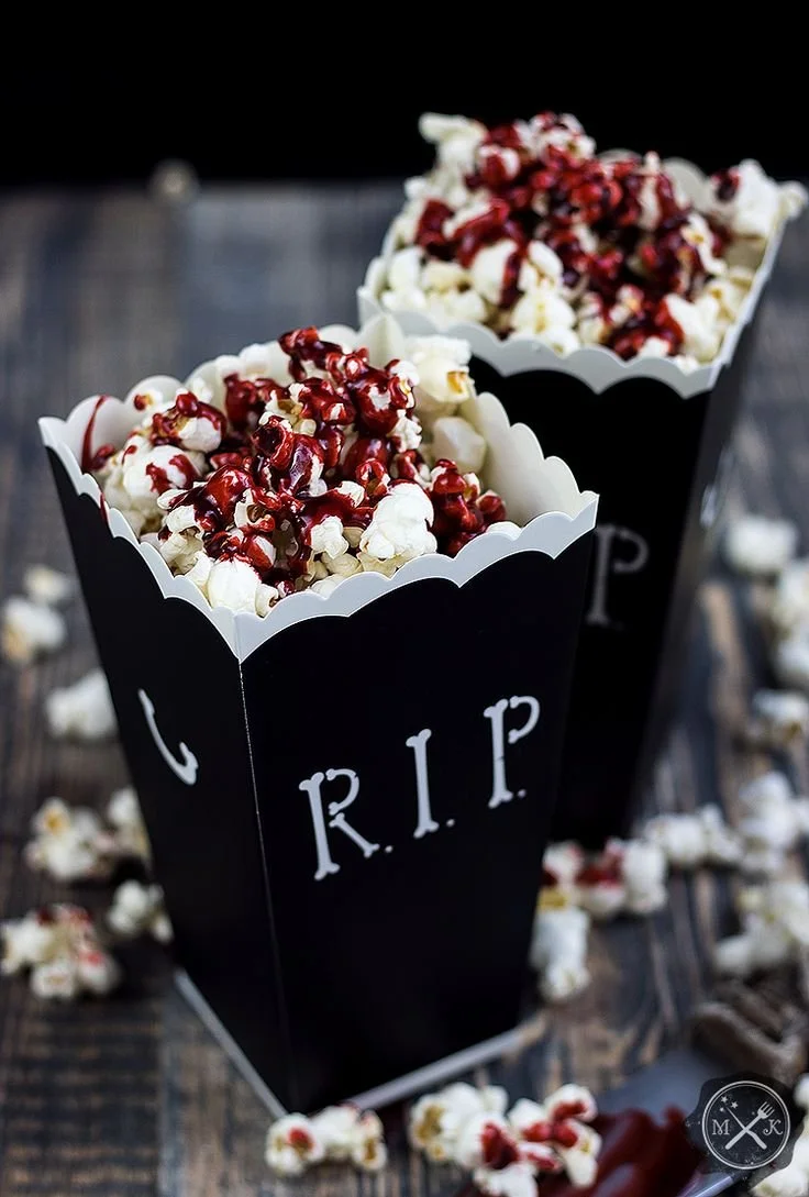 Krwawy popcorn Halloween treat with red colors for festive decoration
