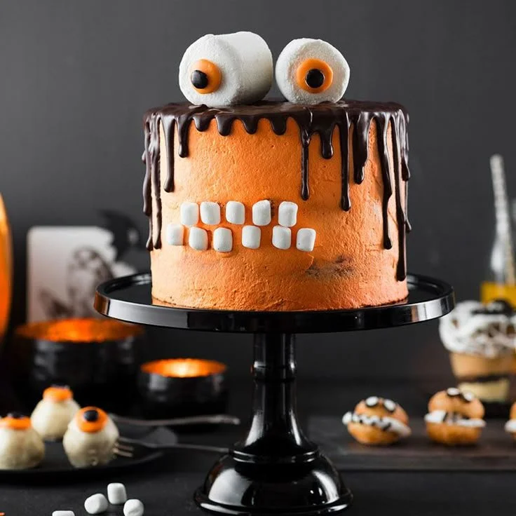 Colorful Monster-Torte decorated for Halloween with spooky snacks and sweets.